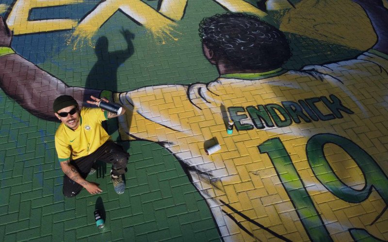 Em clima de Copa do Mundo, artista de Novo Hamburgo pinta o jovem Endrick em frente a estabelecimento de Portão