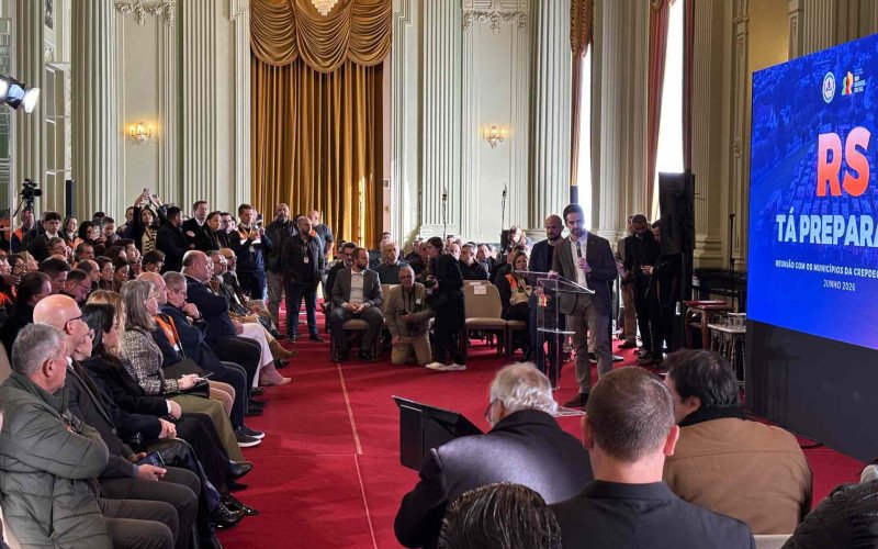 Governador Eduardo Leite lançou o programa Prepara RS durante encontro com prefeitos e representantes da Defesa Civil no Palácio Piratini, em Porto Alegre