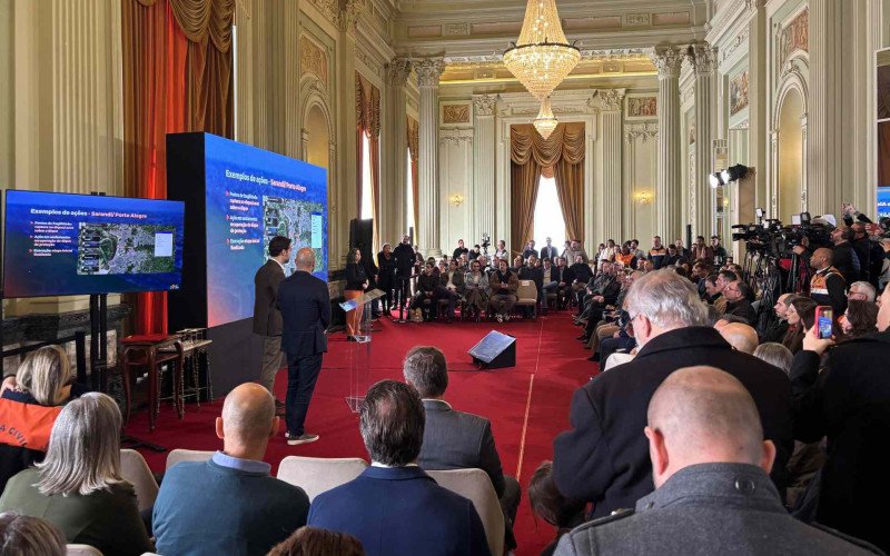 Governador Eduardo Leite lançou o programa Prepara RS durante encontro com prefeitos e representantes da Defesa Civil no Palácio Piratini, em Porto Alegre