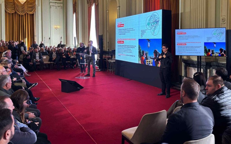 Governador Eduardo Leite lançou o programa Prepara RS durante encontro com prefeitos e representantes da Defesa Civil no Palácio Piratini, em Porto Alegre
