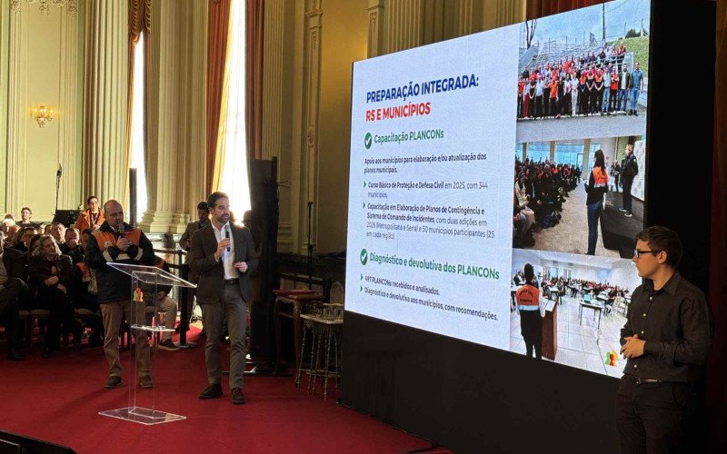 Governador Eduardo Leite lançou o programa Prepara RS durante encontro com prefeitos e representantes da Defesa Civil no Palácio Piratini, em Porto Alegre