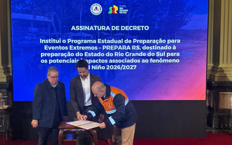 Governador Eduardo Leite lançou o programa Prepara RS durante encontro com prefeitos e representantes da Defesa Civil no Palácio Piratini, em Porto Alegre