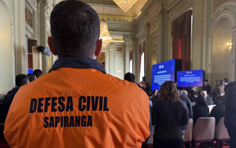 Governador Eduardo Leite lançou o programa Prepara RS durante encontro com prefeitos e representantes da Defesa Civil no Palácio Piratini, em Porto Alegre