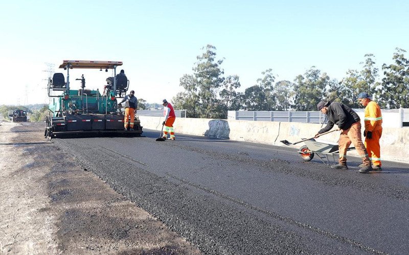Pavimentação do Viaduto da Avenida Celina Kroeff