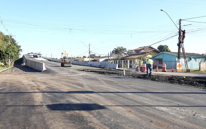 Viaduto da Avenida Celina Kroeff, em Esteio, recebe pavimentação asfáltica
