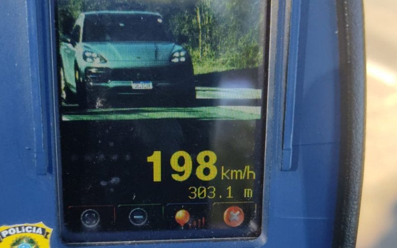Porsche é flagrado pela PRF a quase 200 km/h na BR-290, em Caçapava do Sul | abc+