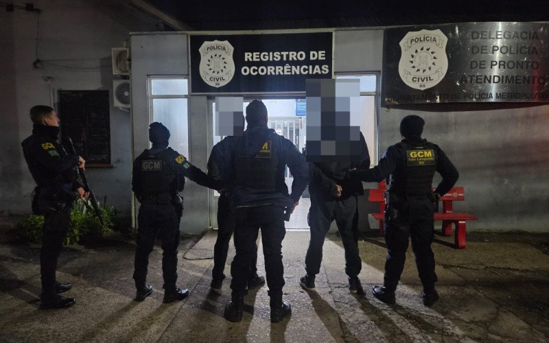 Homens são presos flagrados fazendo rapel para pichar viaduto em São Leopoldo