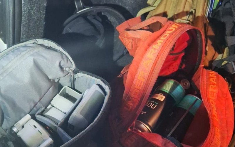 Material apreendido com homens flagrados fazendo rapel para pichar viaduto em São Leopoldo