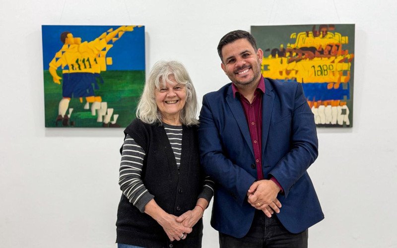 Na Galeria Liana Brandão, Suzane com o secretário de Cultura e Turismo de São Leopoldo, Geison Freitas