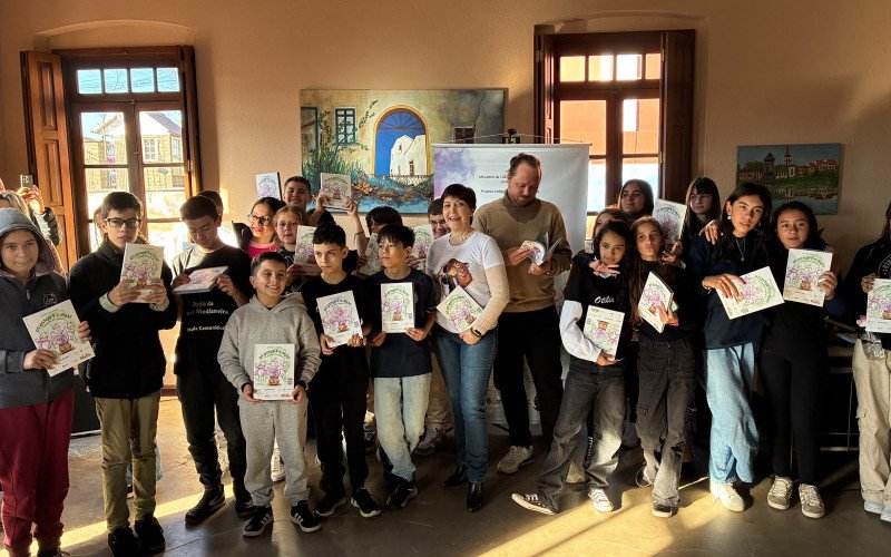 Escritora Simone Saueressig (ao centro) lançou obra ontem