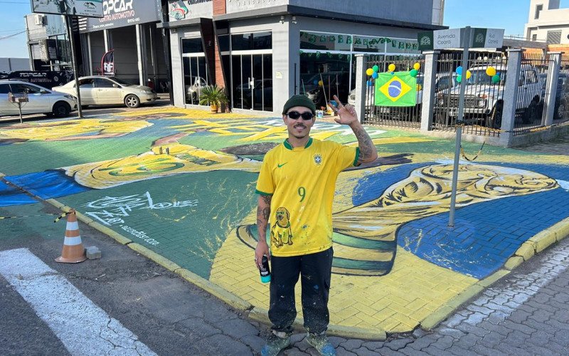 Joacaz Santos, artista hamburguense, em frente a pintura de Endrick, feita em Portão | abc+