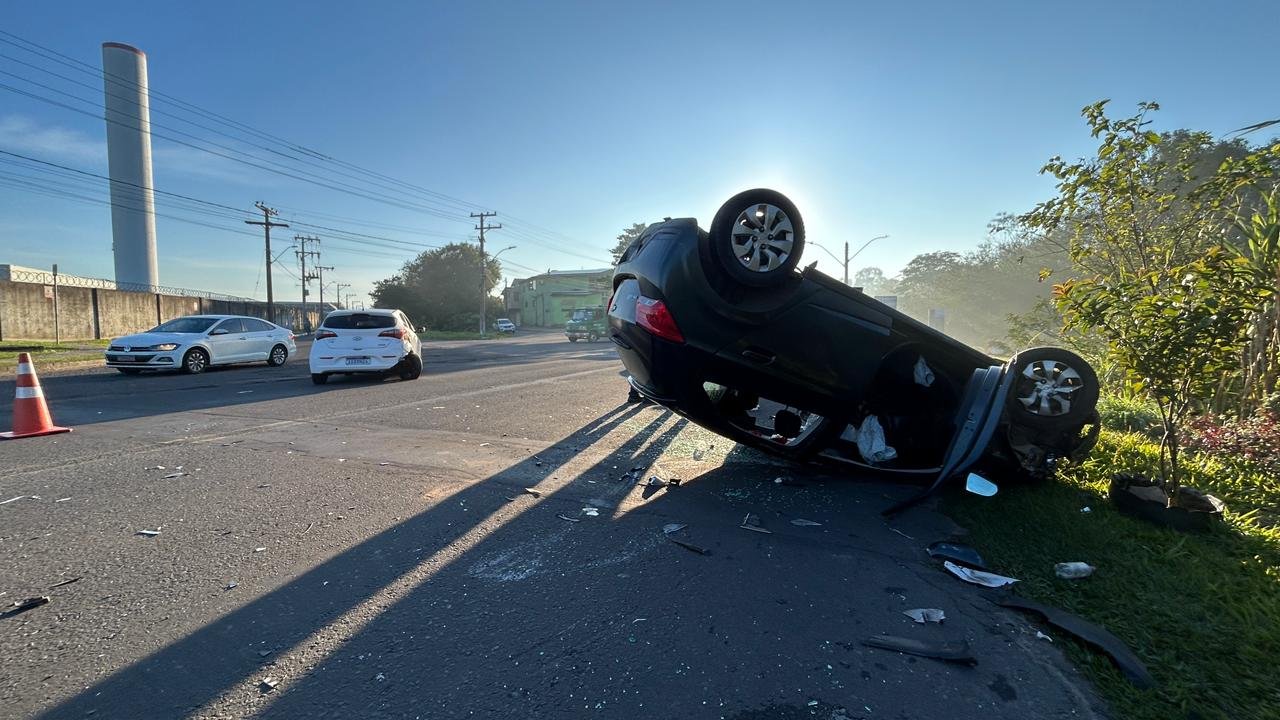 Carro capota e deixa um ferido ap&oacute;s colis&atilde;o na Avenida dos Munic&iacute;pios
