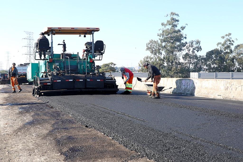 Equipes j&aacute; trabalham na pavimenta&ccedil;&atilde;o asf&aacute;ltica no viaduto da Avenida Celina Kroeff