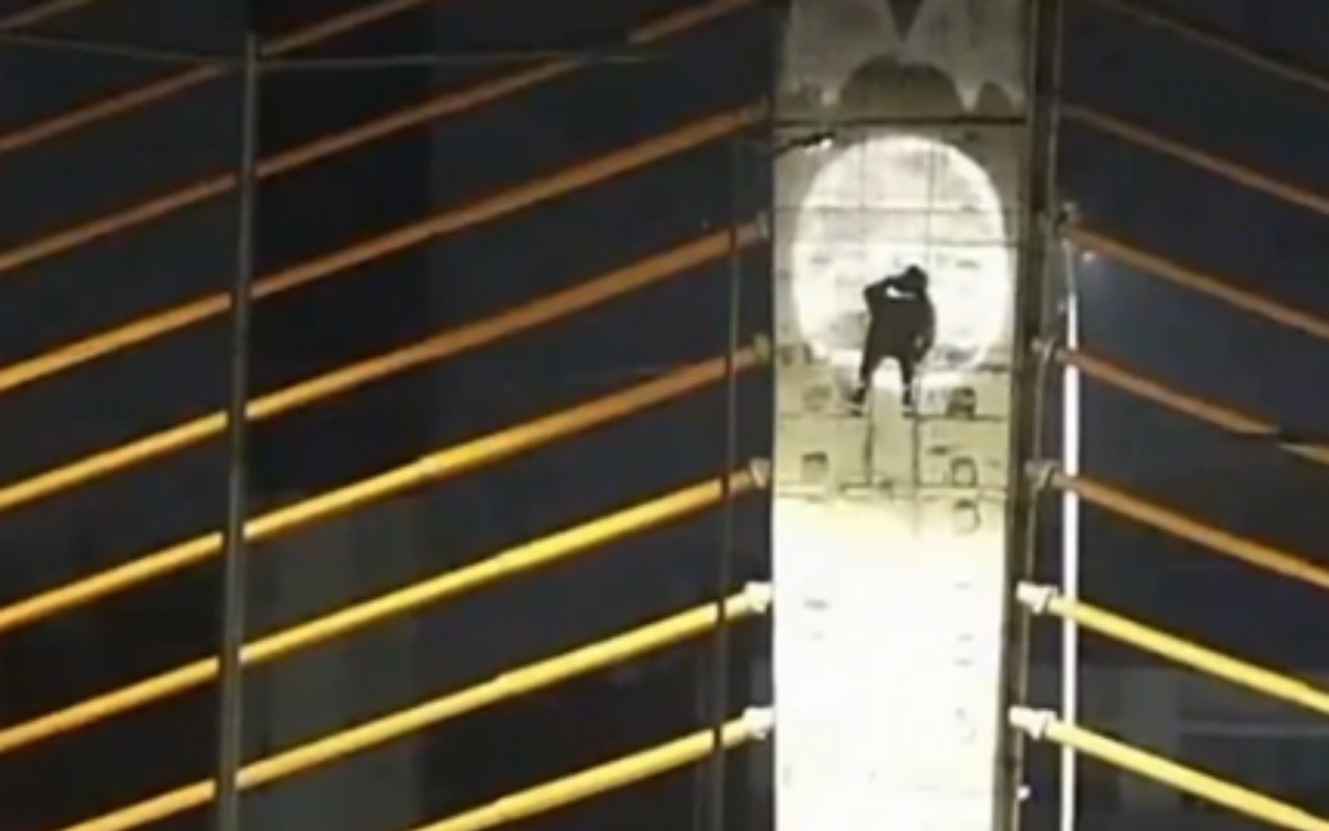 V&Iacute;DEO: Homens usam rapel e at&eacute; drone para pichar viaduto e acabam presos na BR-116