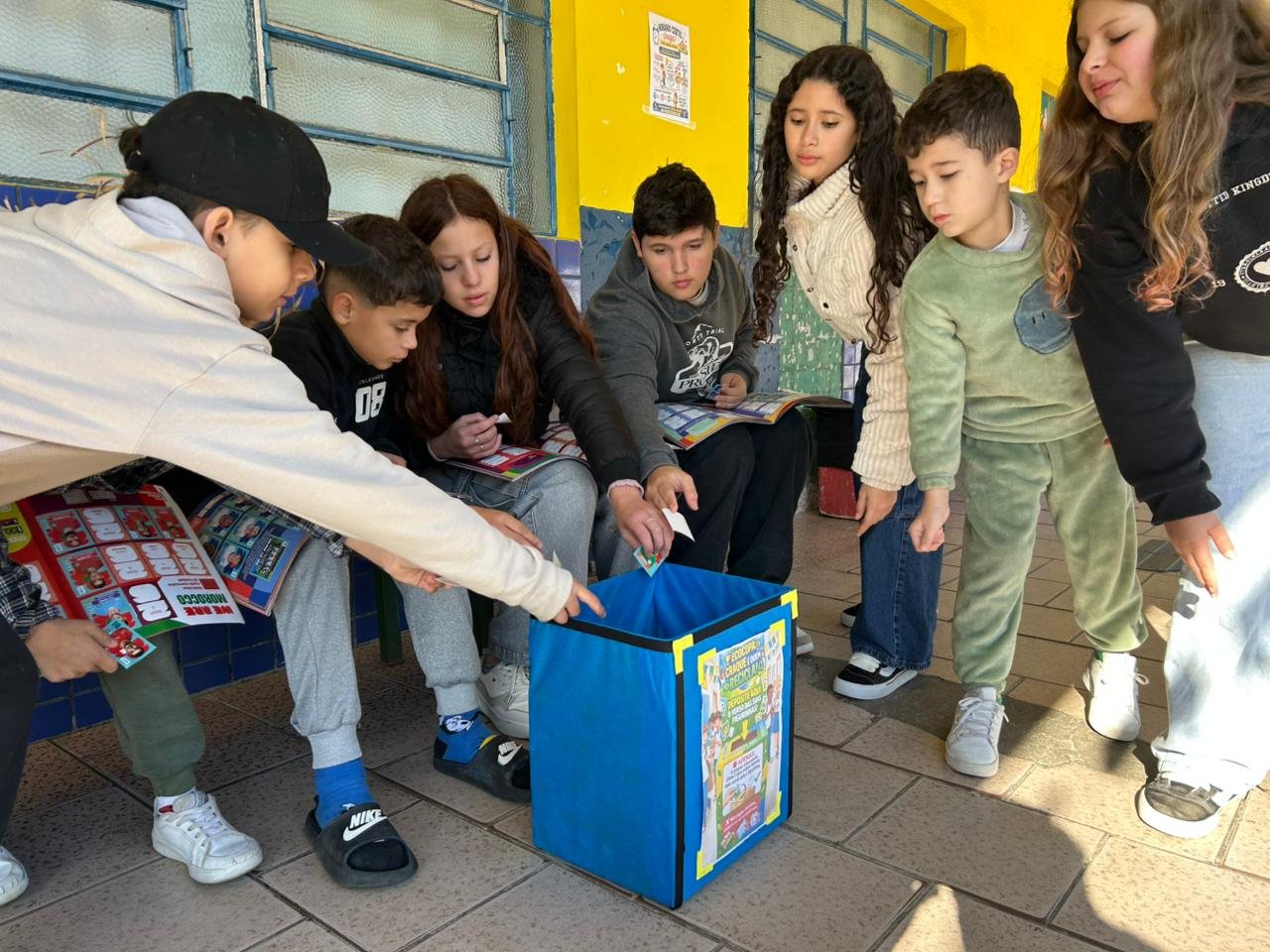 Descarte respons&aacute;vel: Parob&eacute; cria pontos de coleta de figurinhas da Copa para reciclagem