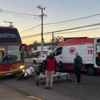 Moto presa embaixo de ônibus: Motociclista ferida é levada a hospital em Novo Hamburgo