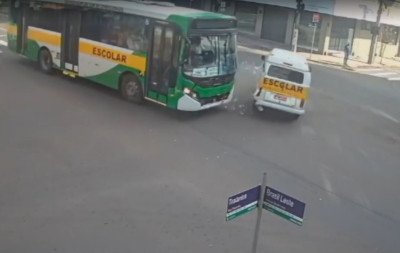 VÍDEO: Sete crianças ficam feridas após colisão entre van e ônibus escolares no RS