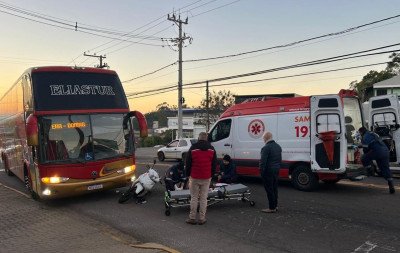 Moto presa embaixo de ônibus: Motociclista ferida é levada a hospital em Novo Hamburgo