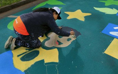 Em meio à onda de pinturas Brasil afora, moradoras de Canoas unem esforços e colorem o asfalto