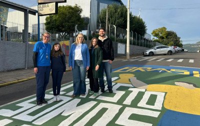 Na torcida pelo Brasil: Estudantes de Igrejinha pintam rua em apoio à Seleção