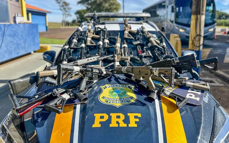 PRF apreende 26 fuzis durante abordagem a caminhão no Paraná | abc+
