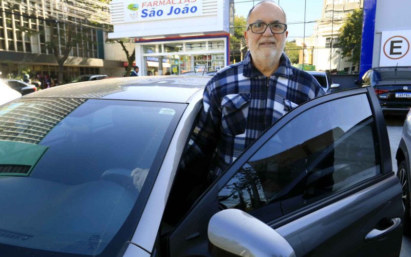 O aposentado Celso Dias reclama que não há lugar para estacionar em Canoas | abc+