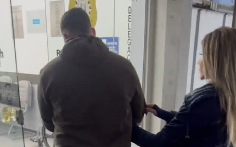 Homem foi preso em lavagem de veículos em São Leopoldo por agentes da Delegacia de Homicídios de Novo Hamburgo | abc+