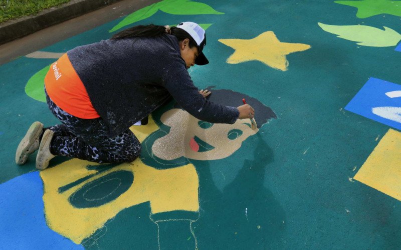 Em meio à onda de pinturas Brasil afora, moradoras de Canoas unem esforços e colorem o asfalto