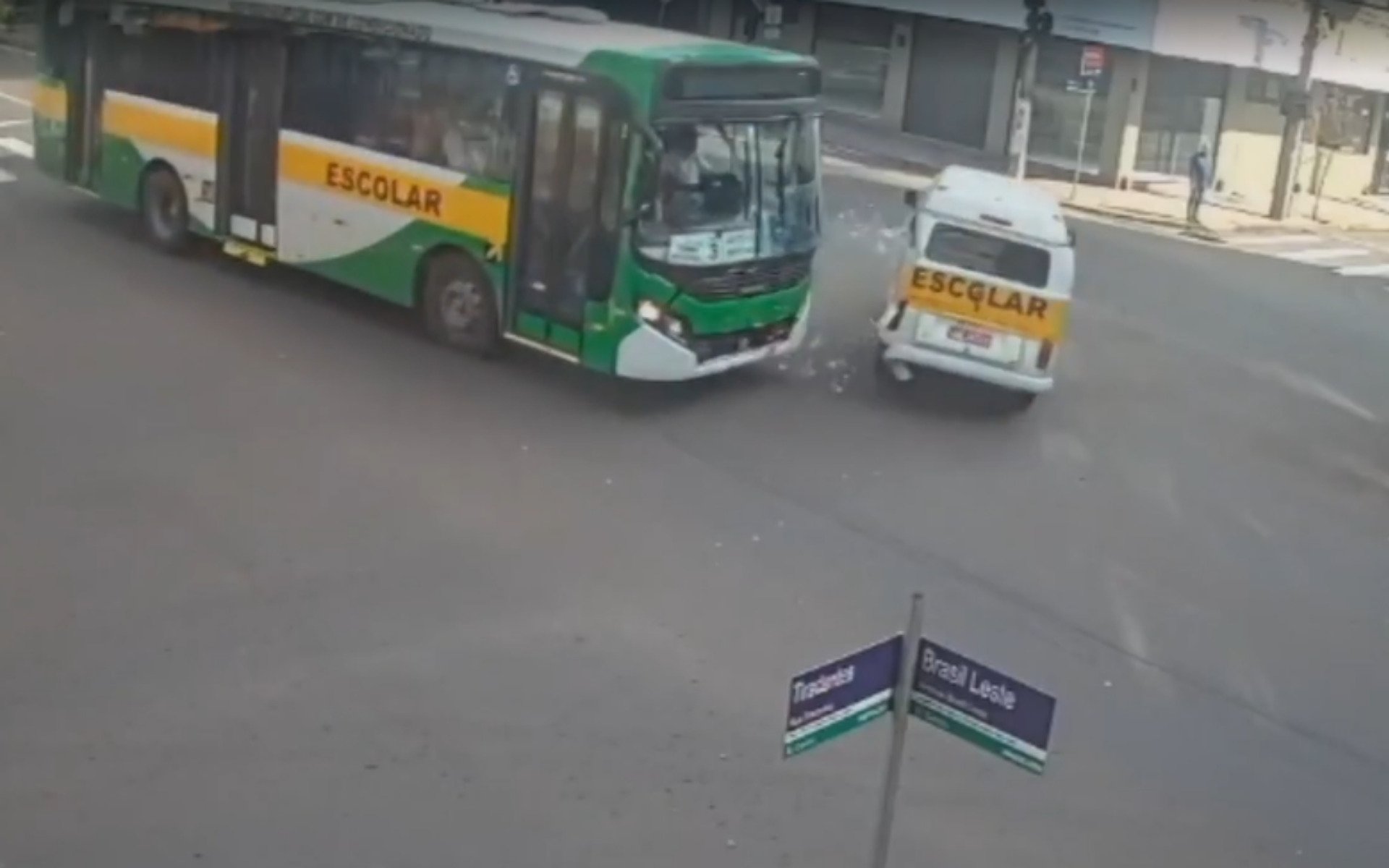 Acidente entre veículos de transporte escolar aconteceu no começo da tarde desta quinta-feira | abc+