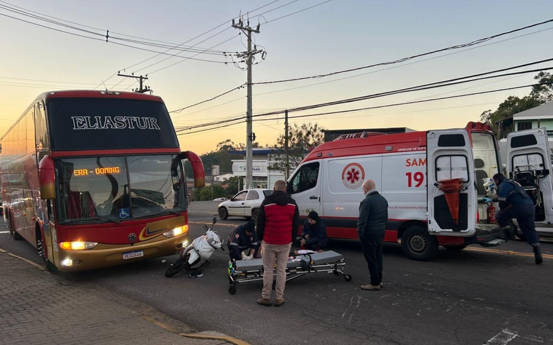 Moto presa embaixo de &ocirc;nibus: Motociclista ferida &eacute; levada a hospital em Novo Hamburgo