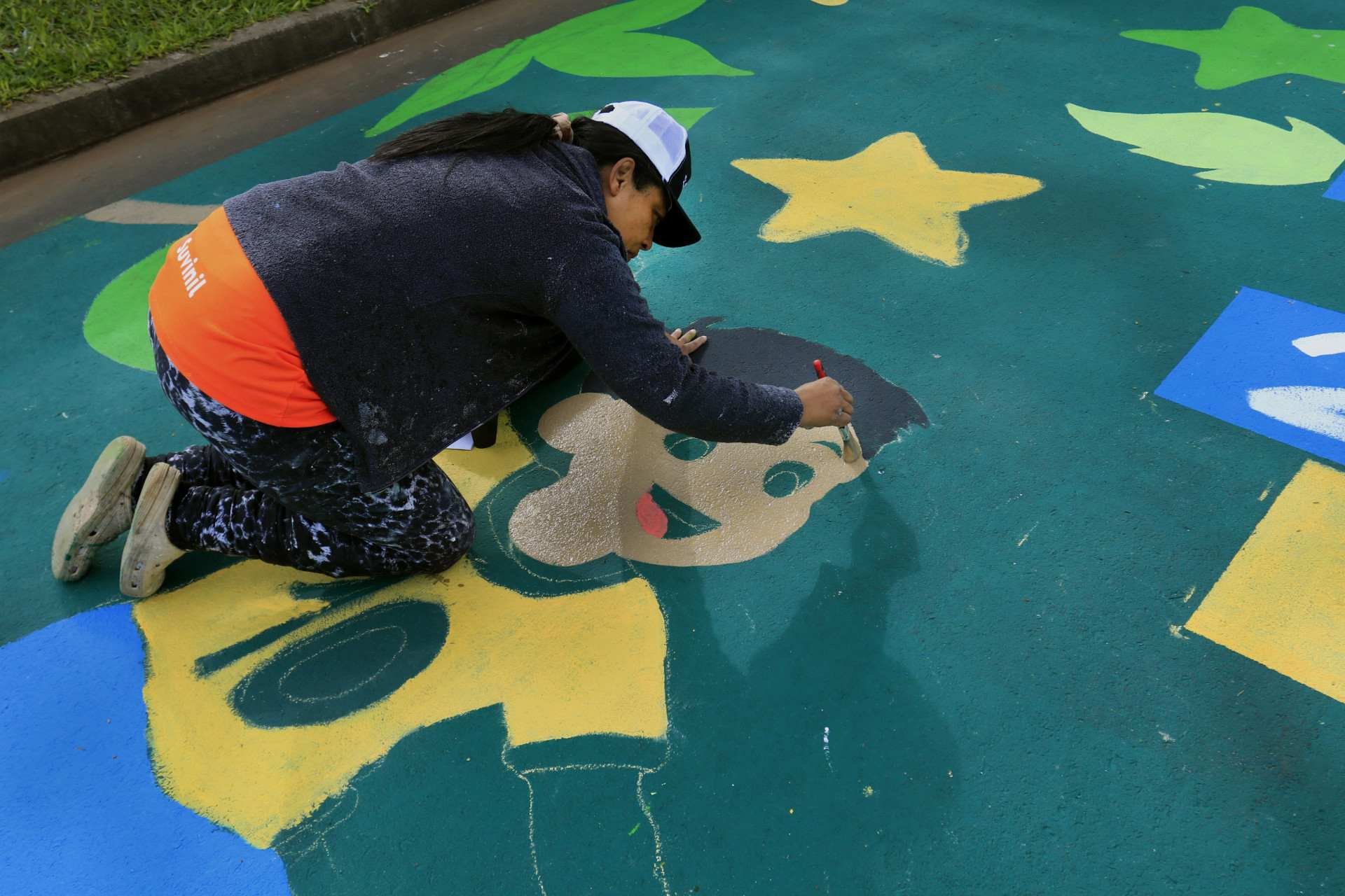Em meio &agrave; onda de pinturas Brasil afora, moradoras de Canoas unem esfor&ccedil;os e colorem o asfalto