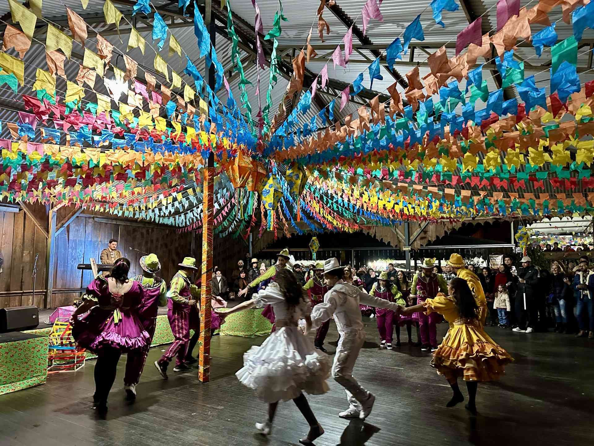 Comida t&iacute;pica, dan&ccedil;a e divers&atilde;o: Gramado tem festa de S&atilde;o Jo&atilde;o nordestina