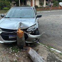 Motorista sofre lesões na cabeça após colisão entre dois carros em Novo Hamburgo