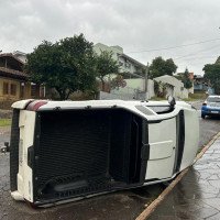 Colisão entre dois carros provoca tombamento de veículo em cruzamento de Novo Hamburgo