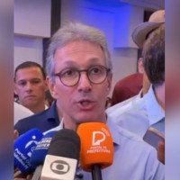 Zema nega proximidade com Flávio Bolsonaro e reacende briga
