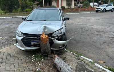 Motorista sofre lesões na cabeça após colisão entre dois carros em Novo Hamburgo