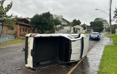 Colisão entre dois carros provoca tombamento de veículo em cruzamento de Novo Hamburgo