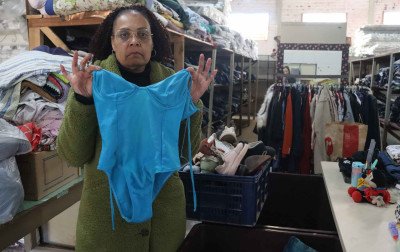 Roupas com mau cheiro, furos e até maiô: O alerta da Campanha do Agasalho na região