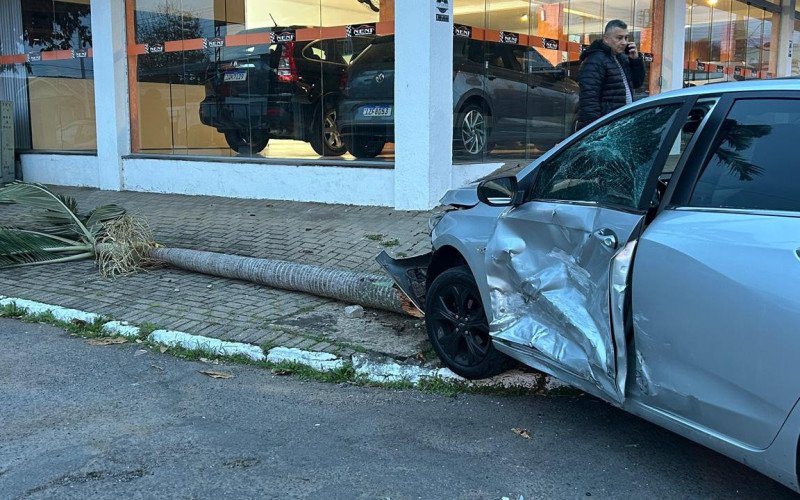 Motorista sofre lesões na cabeça após colisão entre dois carros em Novo Hamburgo