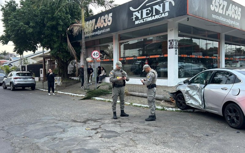 Motorista sofre lesões na cabeça após colisão entre dois carros em Novo Hamburgo