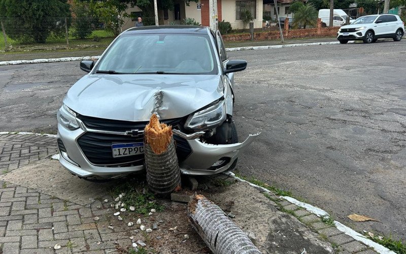 Motorista sofre lesões na cabeça após colisão entre dois carros em Novo Hamburgo