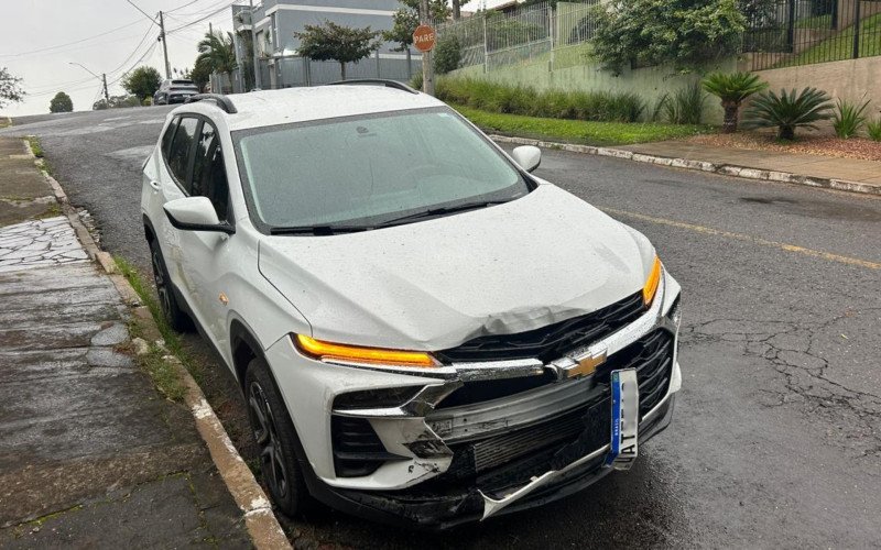 Colisão entre dois carros provoca tombamento de veículo em cruzamento de Novo Hamburgo