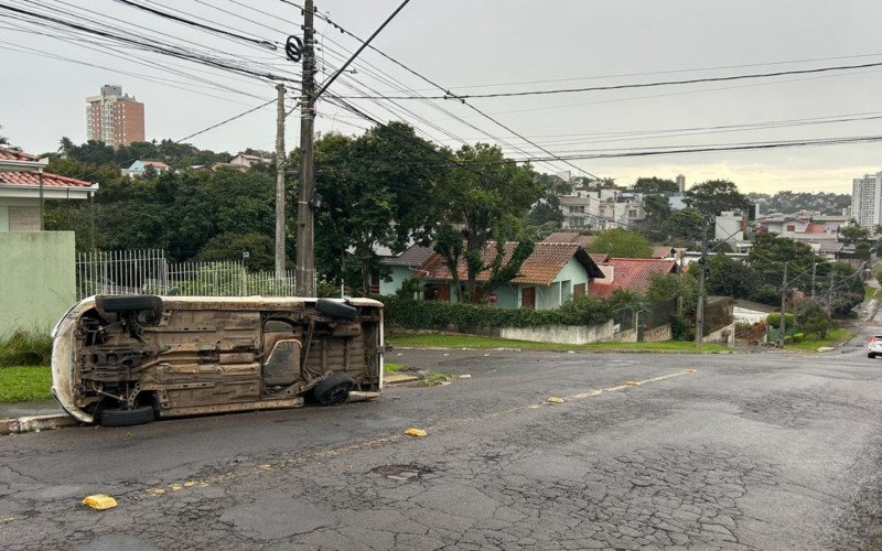 Colisão entre dois carros provoca tombamento de veículo em cruzamento de Novo Hamburgo