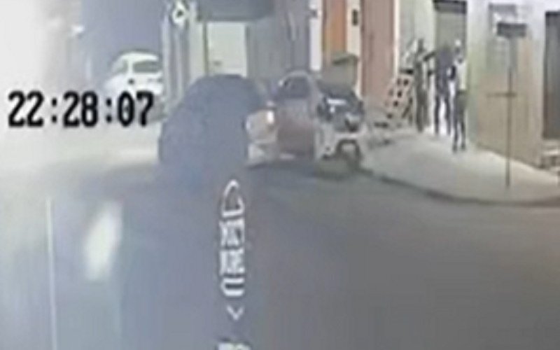 Imagens de câmeras de segurança flagraram assalto