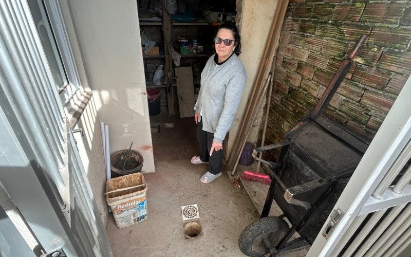 Janete mostra que precisa tapar e dedetizar as caixas de gordura e ralos da casa