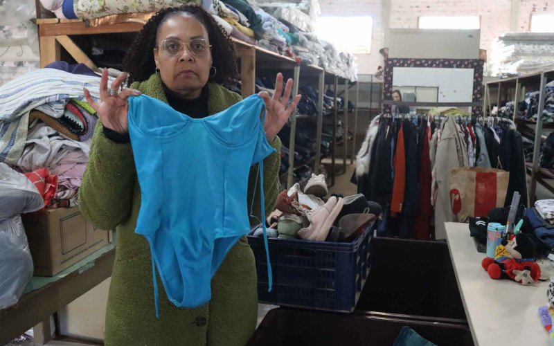 Coordenadora da Fábrica da Cidadania, Jaqueline Andréia da Silva, expondo as peças recebidas na Campanha do Agasalho de Novo Hamburgo | abc+