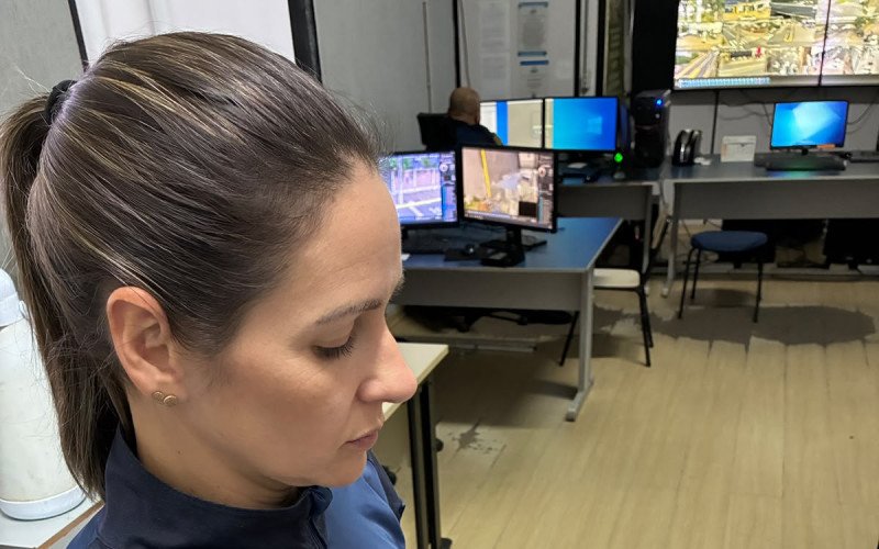Inspetora Fernanda Mossmann da GCM apresentando o Botão da Ronda Lilás