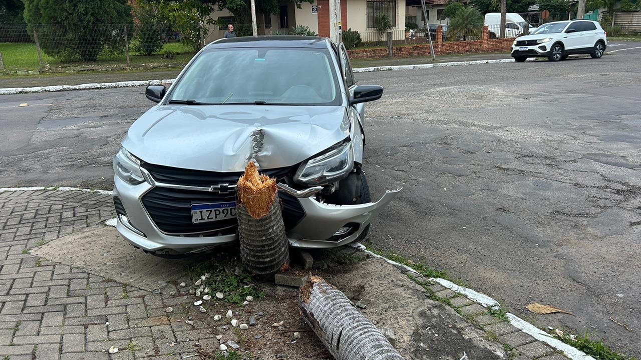 Motorista sofre les&otilde;es na cabe&ccedil;a ap&oacute;s colis&atilde;o entre dois carros em Novo Hamburgo
