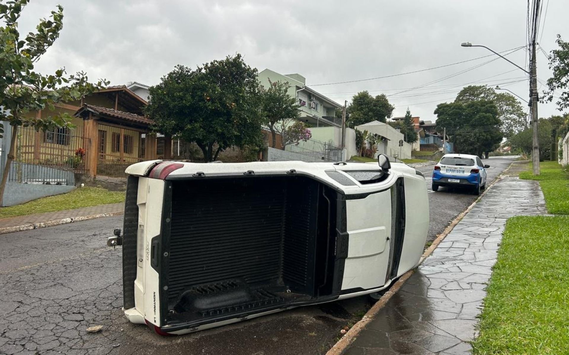 Colis&atilde;o entre dois carros provoca tombamento de ve&iacute;culo em cruzamento de Novo Hamburgo