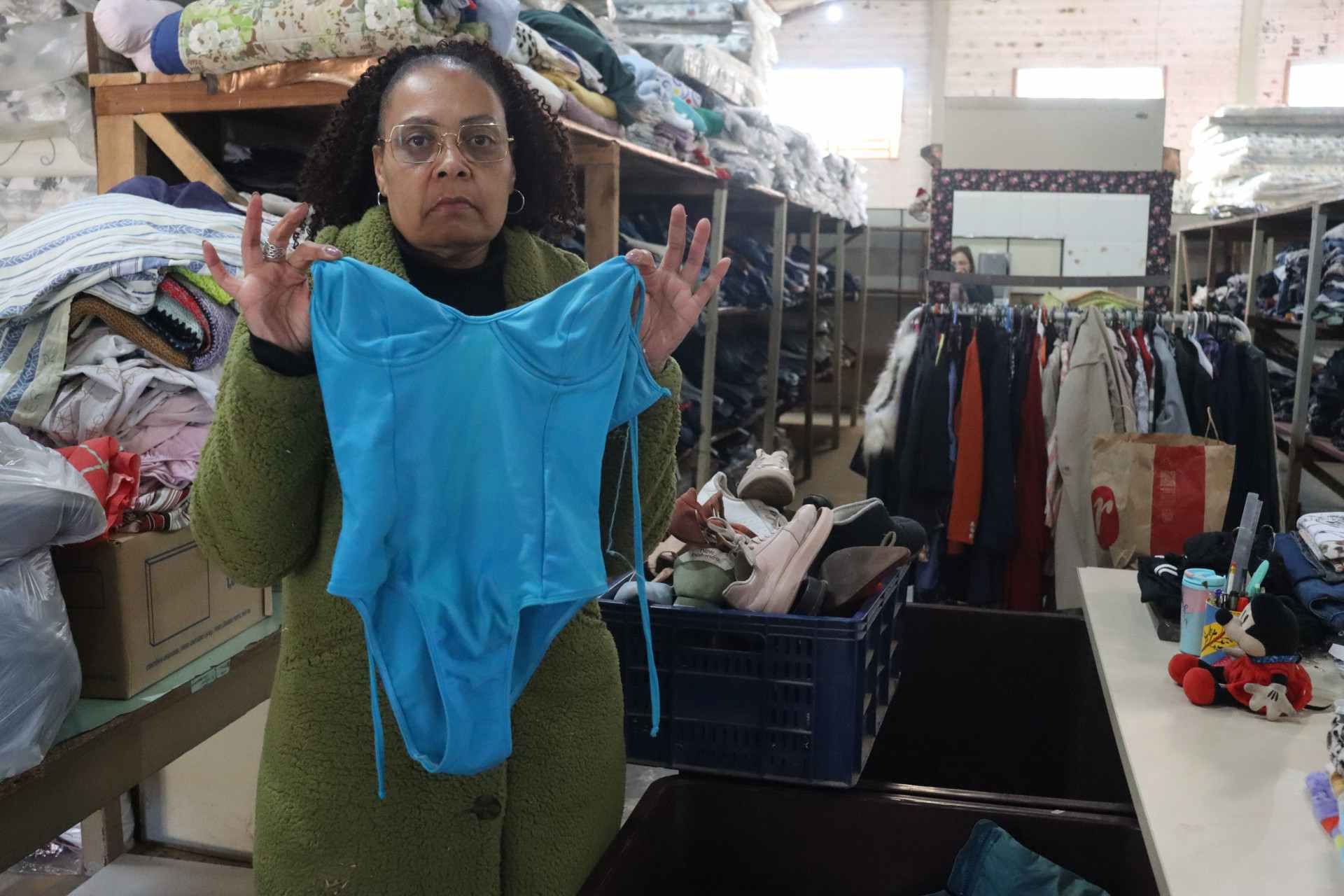Roupas com mau cheiro, furos e at&eacute; mai&ocirc;: O alerta da Campanha do Agasalho na regi&atilde;o